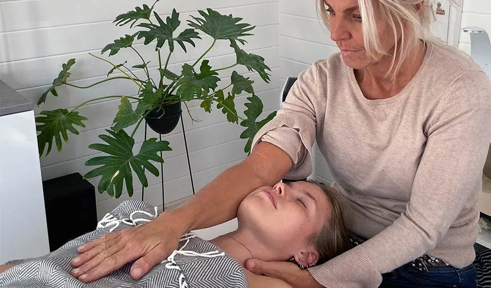 Susanne Strandbygaard behandler klient
